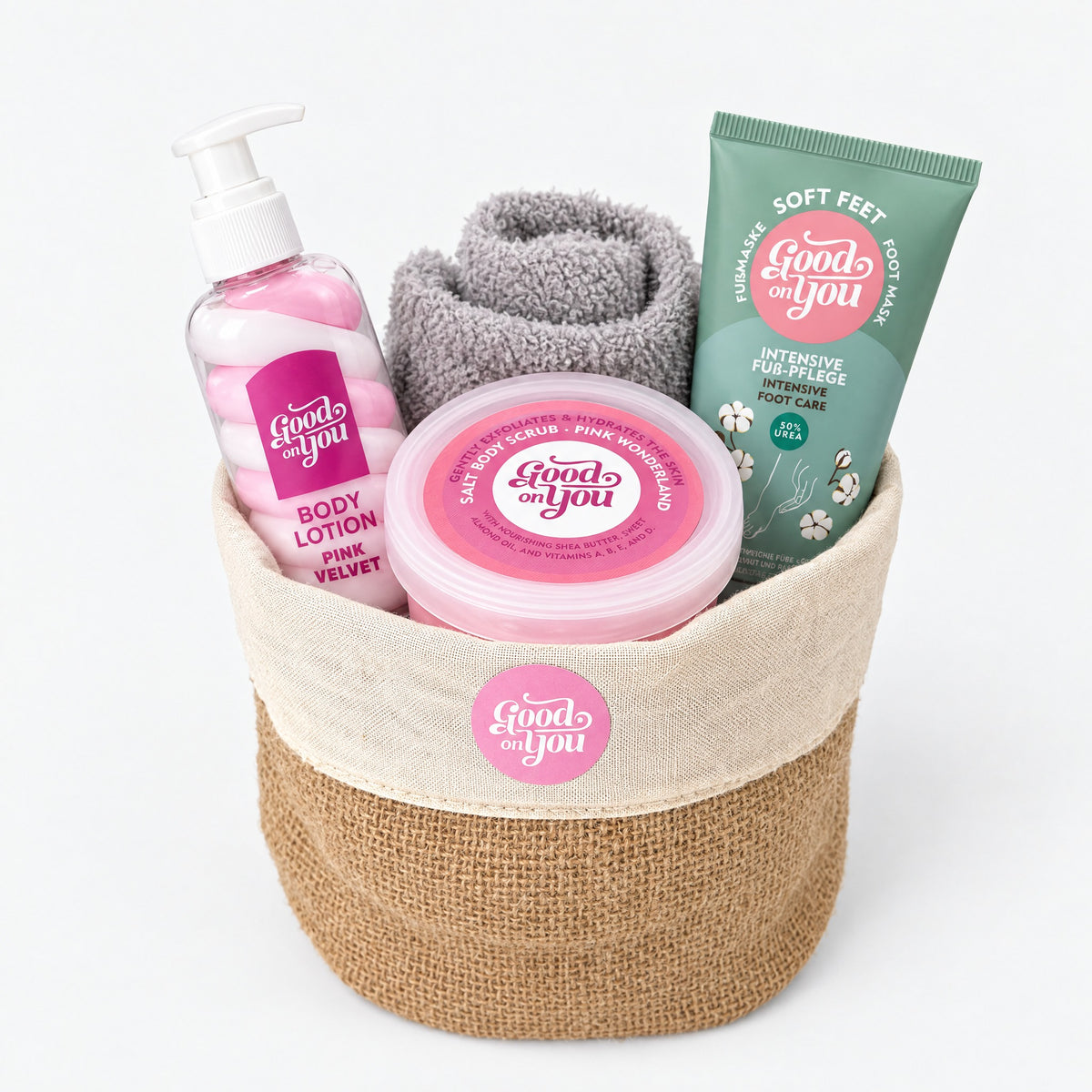 Hello Autumn Cozy Wellness Set im Jutekorb mit Body Lotion Pink Velvet, Salt Body Scrub Pink Wonderland, Fußmaske und Kuschelsocken