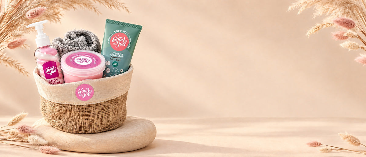 Hello Autumn Cozy Wellness Set im Jutekorb auf Stein mit Pampasgras