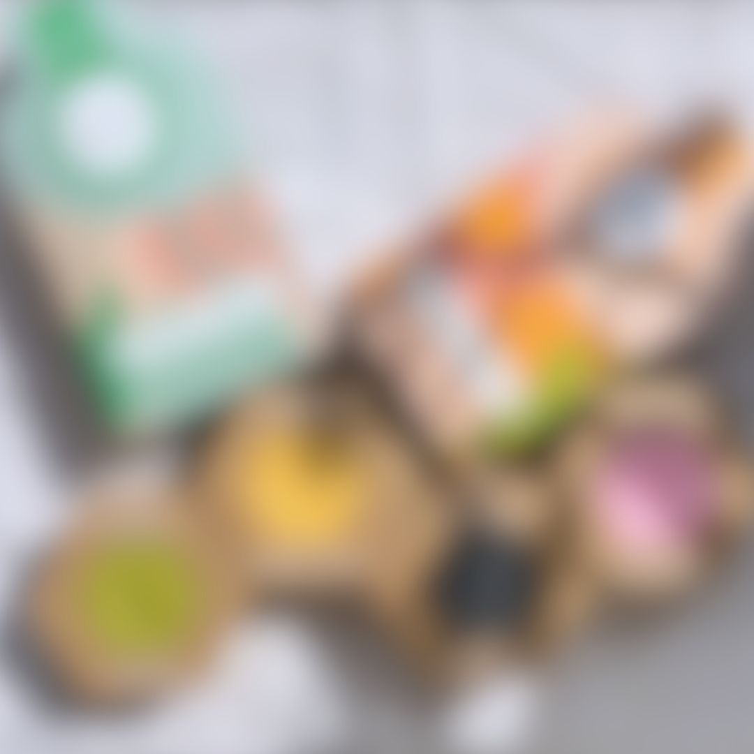 B-Ware Mystery-Box von BEN&ANNA mit verschiedenen Überraschungsartikeln, offene Verpackung, bunte Produkte sichtbar