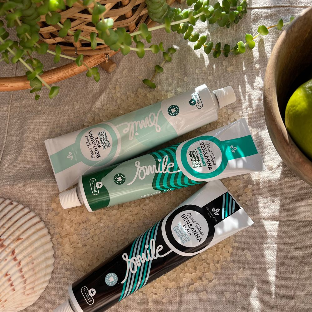Weiße BEN&ANNA Zahnpasta Tube mit Fluorid, Nahaufnahme der Verpackung auf weißem Hintergrund.