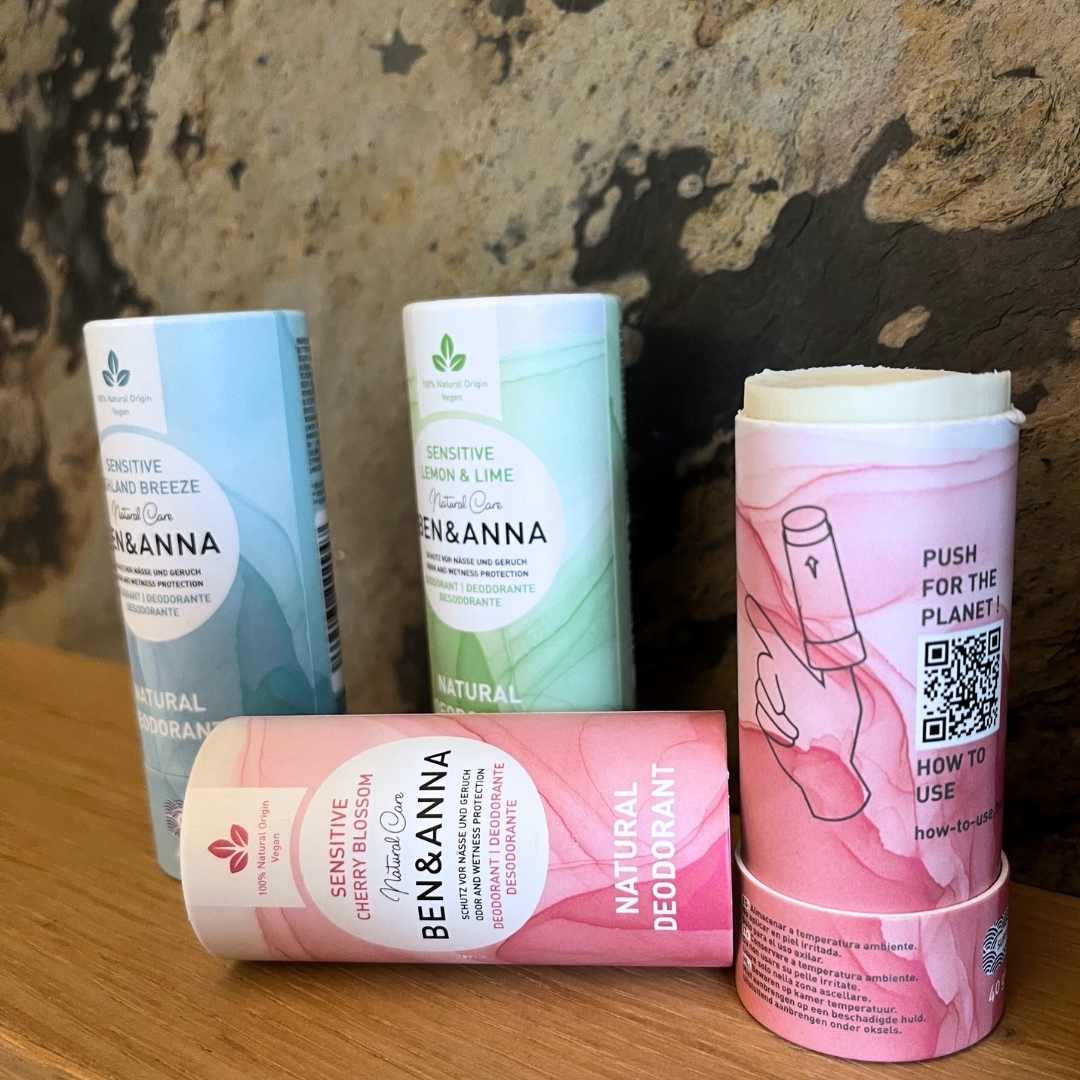 Drei Sensitiv Deo-Papierrollen im Set von BEN&ANNA, handliche Verpackung, ideal für empfindliche Haut, natürlicher Duft