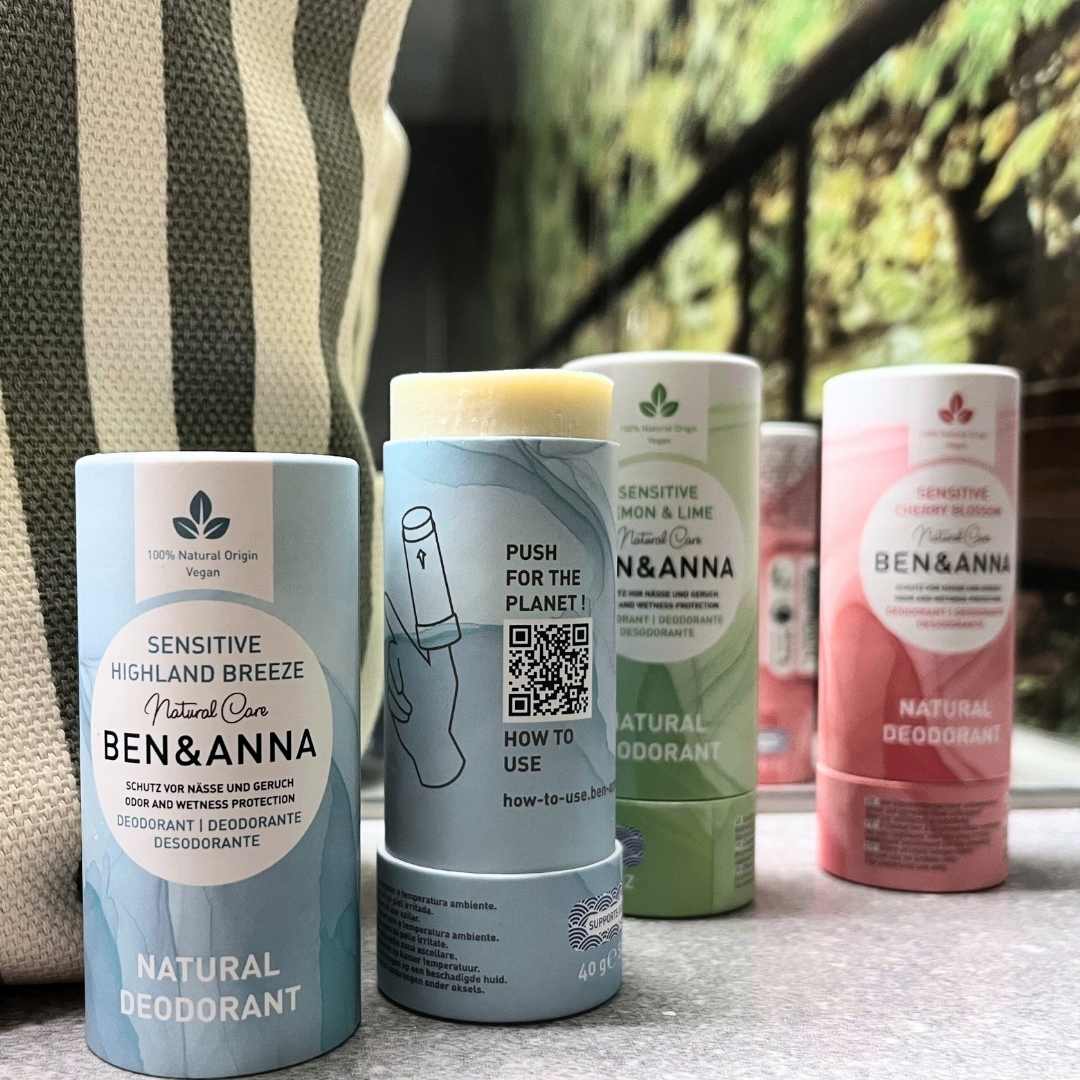 Drei sensiblen Deo-Roll-ons in Papierverpackung von BEN&ANNA, umweltfreundlich und sanft auf empfindlicher Haut.
