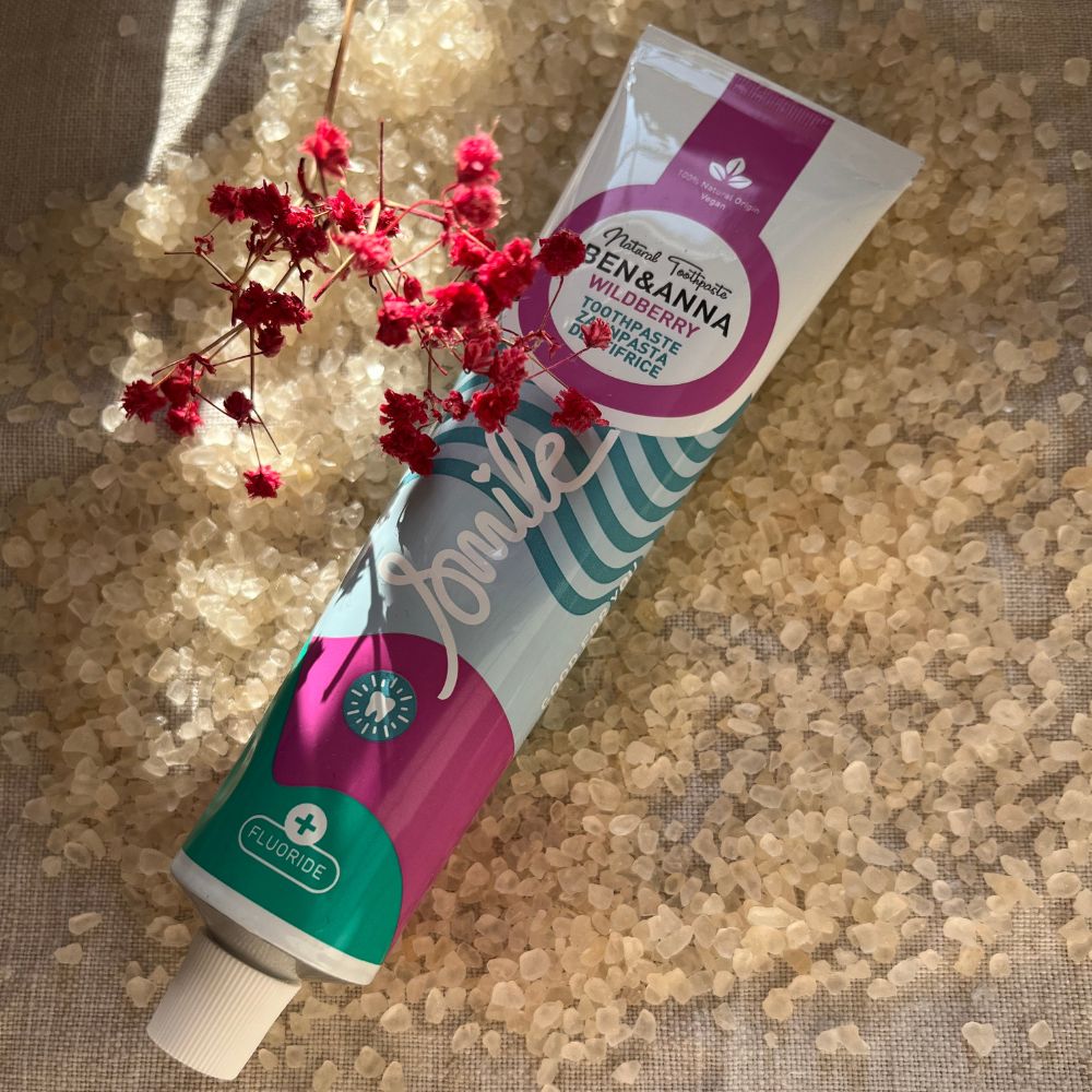 Ben&Anna Zahnpasta Tube Wild Berry mit Fluorid, sichtbare Verpackung und Tube mit wildbeerigem Duft auf weißem Hintergrund