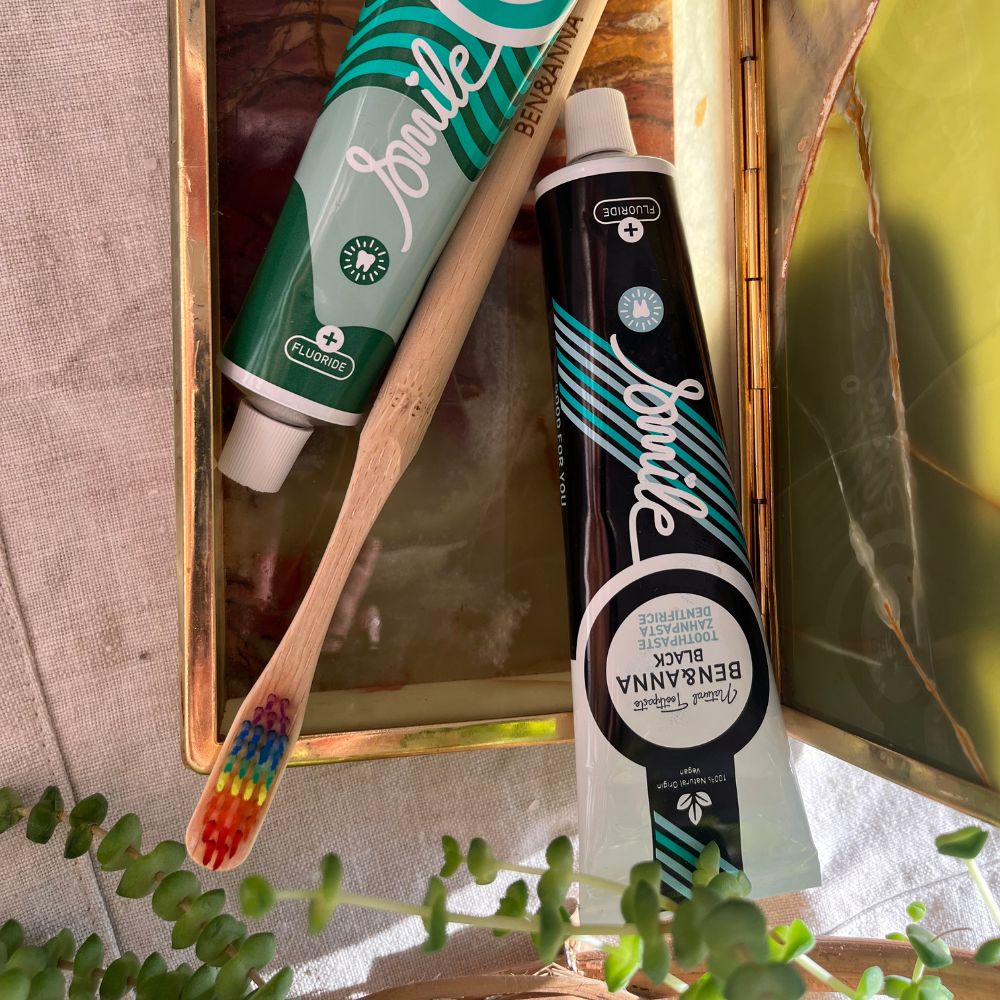 Ben&Anna Spearmint Zahnpasta Tube mit Fluorid, sichtbare Zahnpasta in einer weißen Tube mit grünem Spearmint-Design.