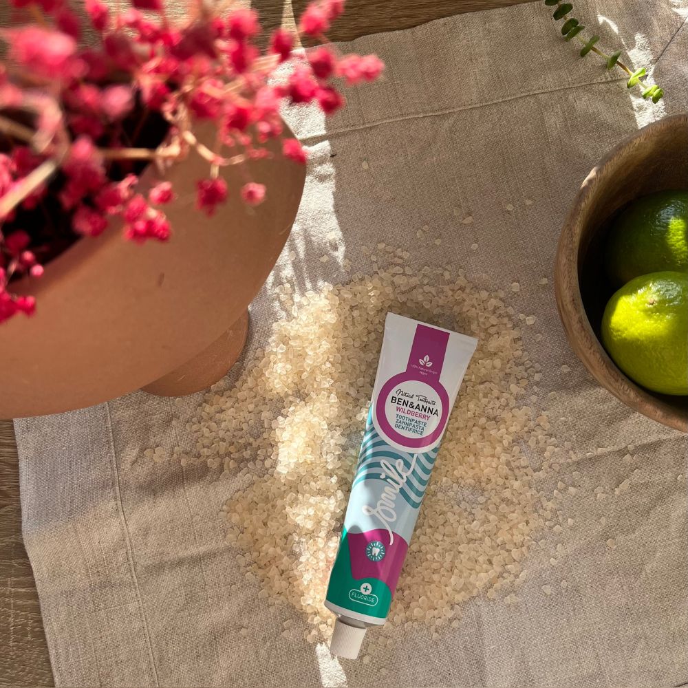 6er Set BEN&ANNA Zahnpasta Tuben, weiße Zahnpasta in tubes mit blauer und grüner Verpackung, auf weißem Hintergrund.