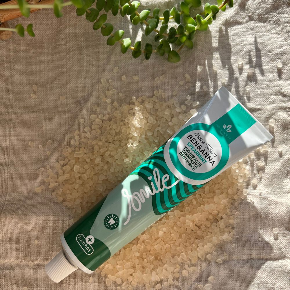 Ben&Anna Zahnpasta Tube mit Spearmint-Geschmack und Fluorid, zeigt die aufgedrehte Zahnpasta in einer offenen Verpackung