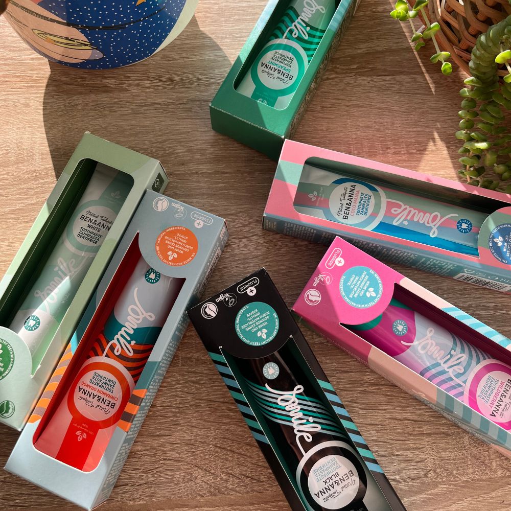 Zahnpasta Tube im 6er Set von BEN&ANNA mit weißer Verpackung und Klartextbeschriftung, für frischen Atem und Zahnpflege.