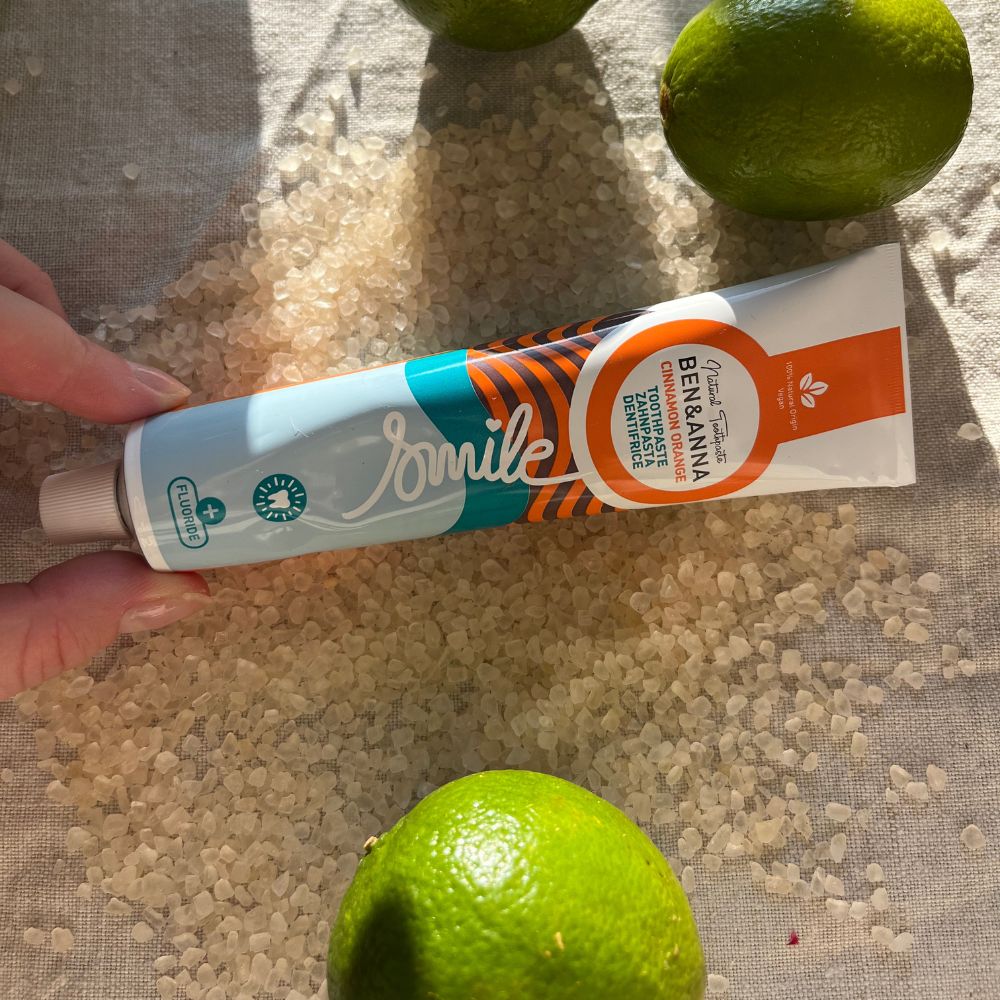 Ben&Anna Zahncreme in Zahnpasta Tube, Cinnamon Orange mit Fluorid, zeigt die Verpackung mit orangefarbenem Design.