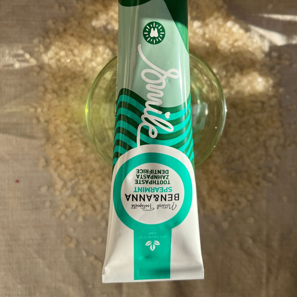 Ben&Anna Zahnpasta Tube mit Spearmint-Geschmack und Fluorid, zeigt die aufgeschraubte Tube mit grüner Verpackung.