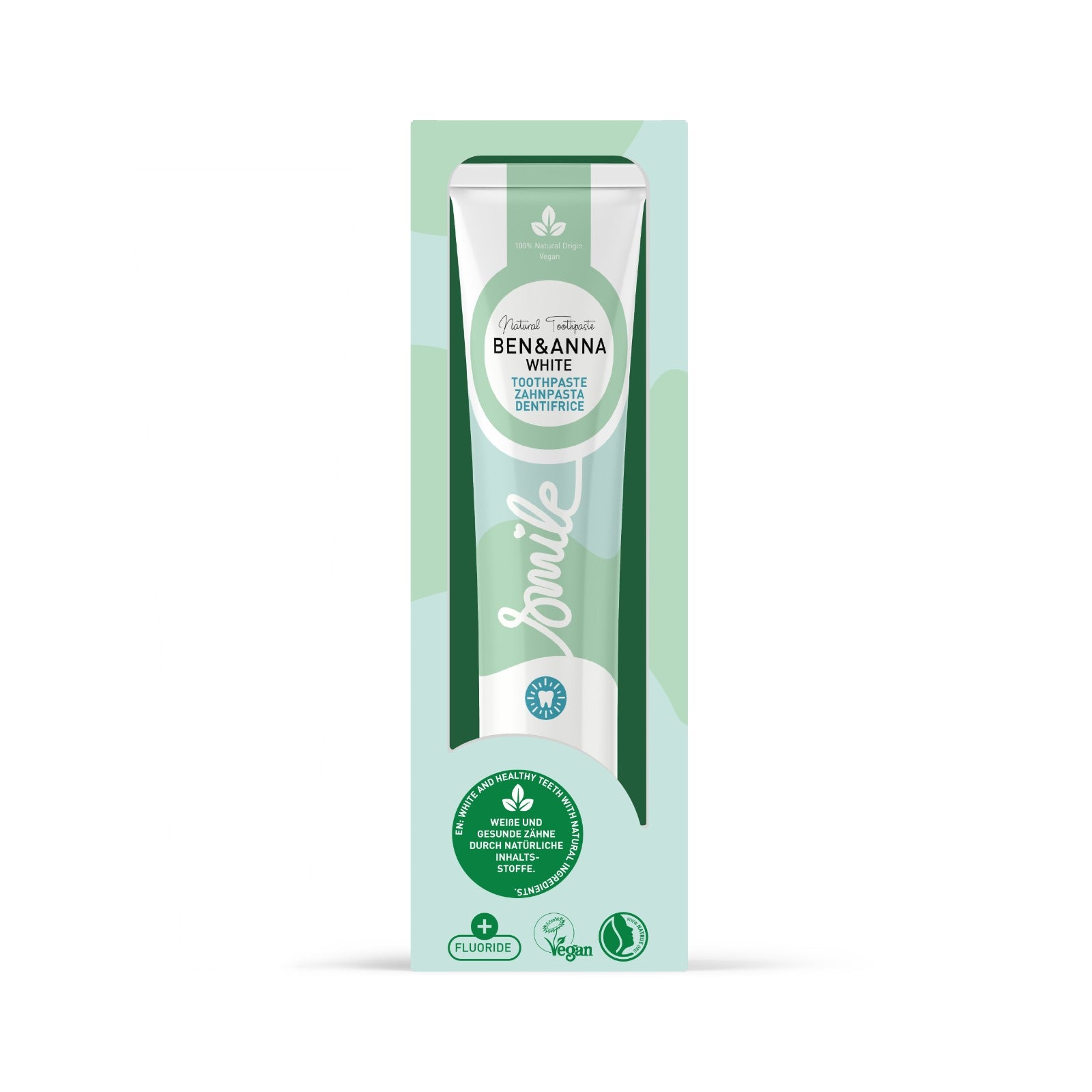 Weiße Zahnpasta Tube von BEN&ANNA mit Fluorid, geöffnete Verpackung zeigt die Zahncreme in einer praktischen Tube.