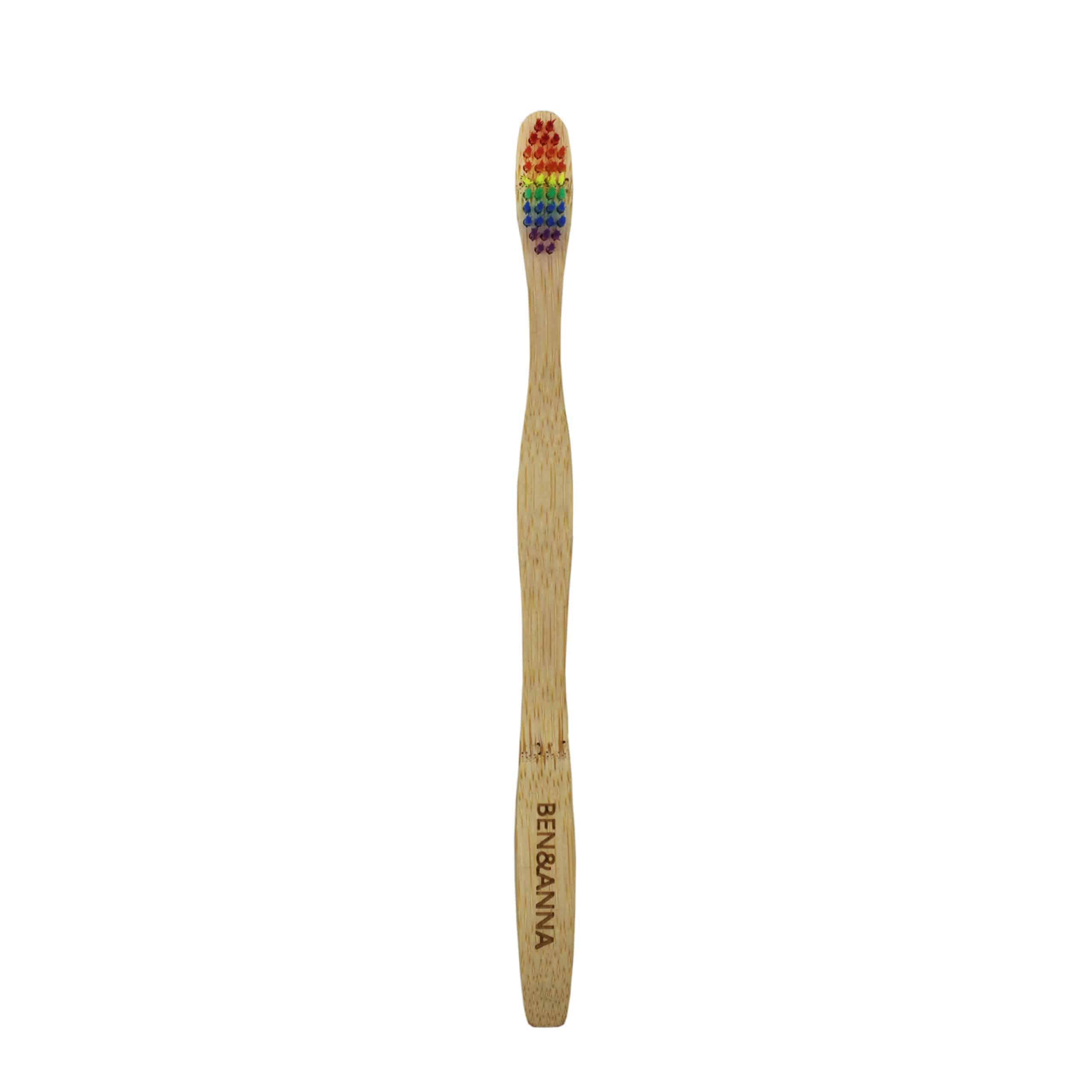 Ben&Anna EQUALITY Zahnbürste in weißer Farbe, langlebige Zahnbürste mit ergonomischem Griff, für nachhaltige Zahnreinigung.