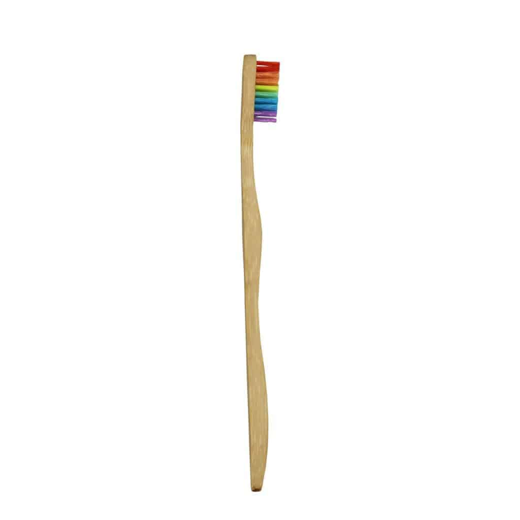 Ben&Anna EQUALITY Zahnbürste mit weißen Bürstenhaaren und Griff in neutralem Design, seitliche Ansicht der Zahnbürste.
