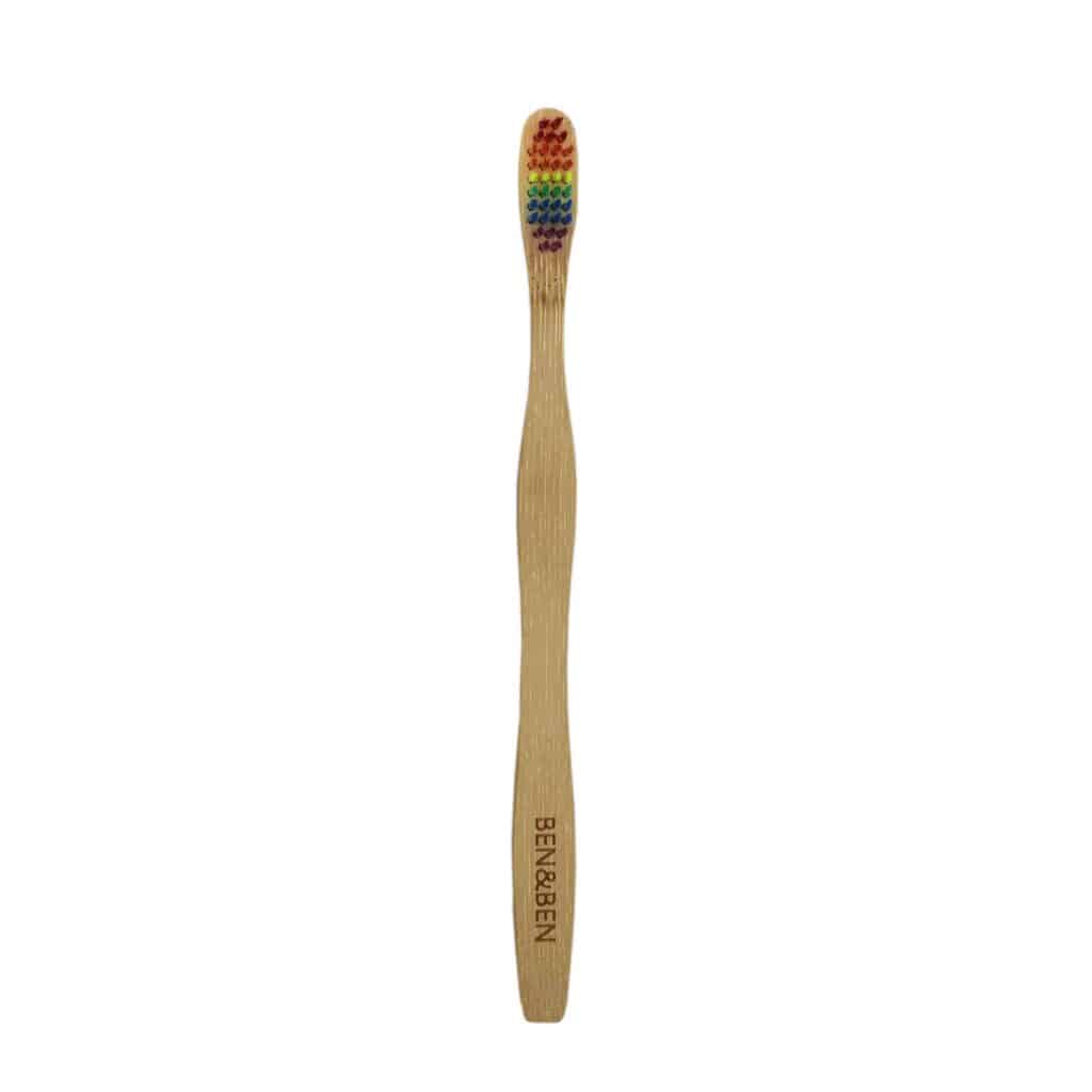Ben&Ben EQUALITY Zahnbürste mit weißen Borsten und ergonomischem Griff, Nahaufnahme der Bürste auf weißem Hintergrund