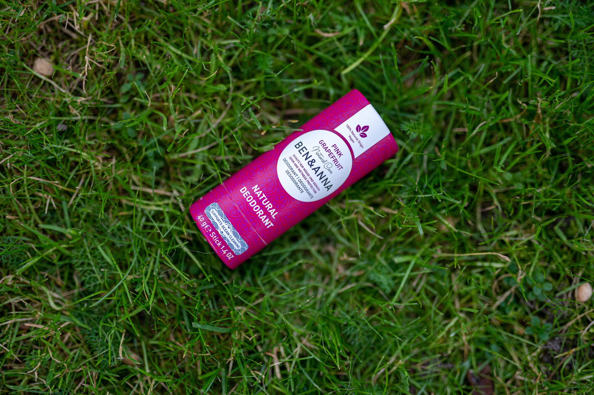 Deo Papertube von BEN&ANNA in Pink Grapefruit, umweltfreundliches Deo in nachhaltiger Papierverpackung, frischer Zitrusduft.