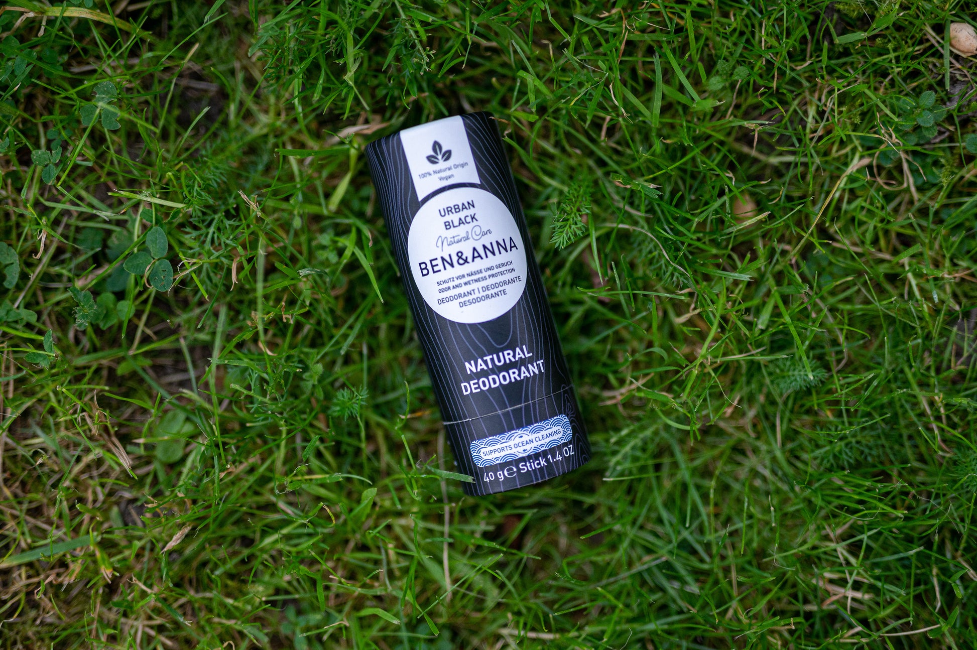 Deo Papertube Urban Black von BEN&ANNA, schwarzer umweltfreundlicher Deostick in Papprohre, modernes Design, nachhaltige Verpackung