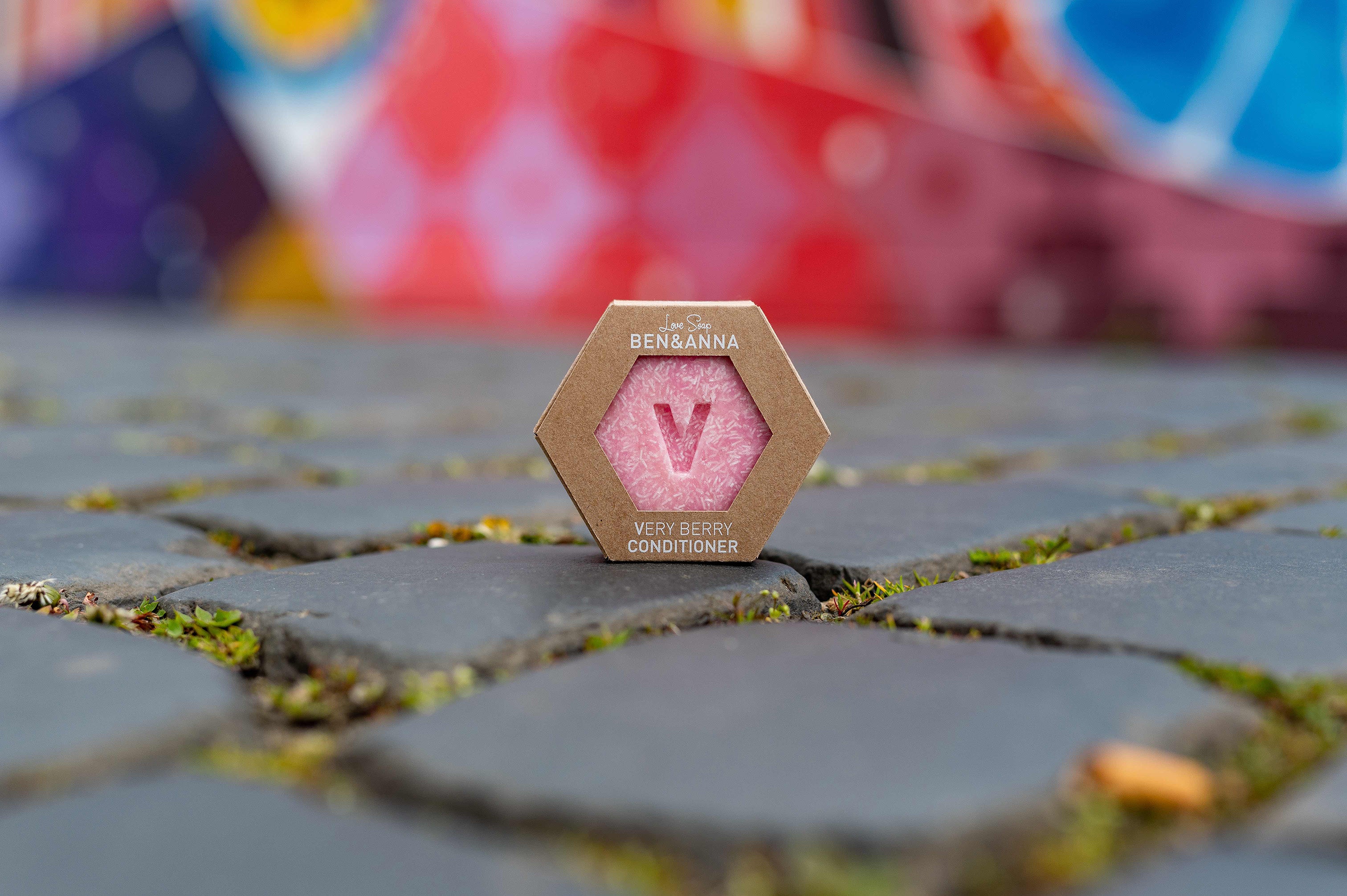Fester LOVE SOAP Very Berry Haarconditioner von BEN&ANNA in einer transparenten Verpackung, zeigt die Produktbeschreibung.